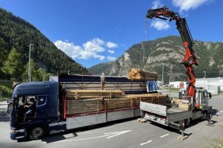 Le camion italien était chargé de bois, qui était mal assuré sur la remorque.